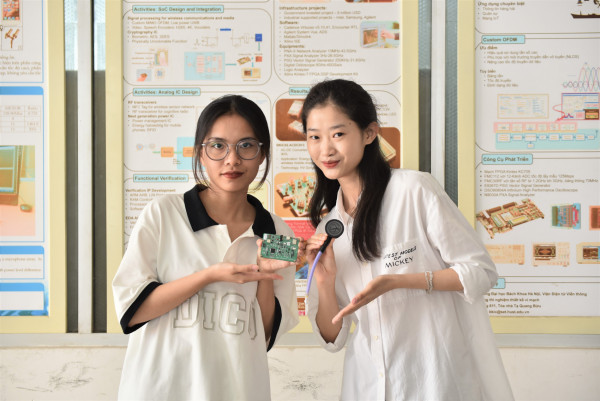 Hai nữ sinh viên Nhà cái uy tín io
 nghiên cứu, thiết kế ống nghe điện tử